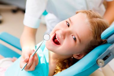 Kind bei der Zahnuntersuchung